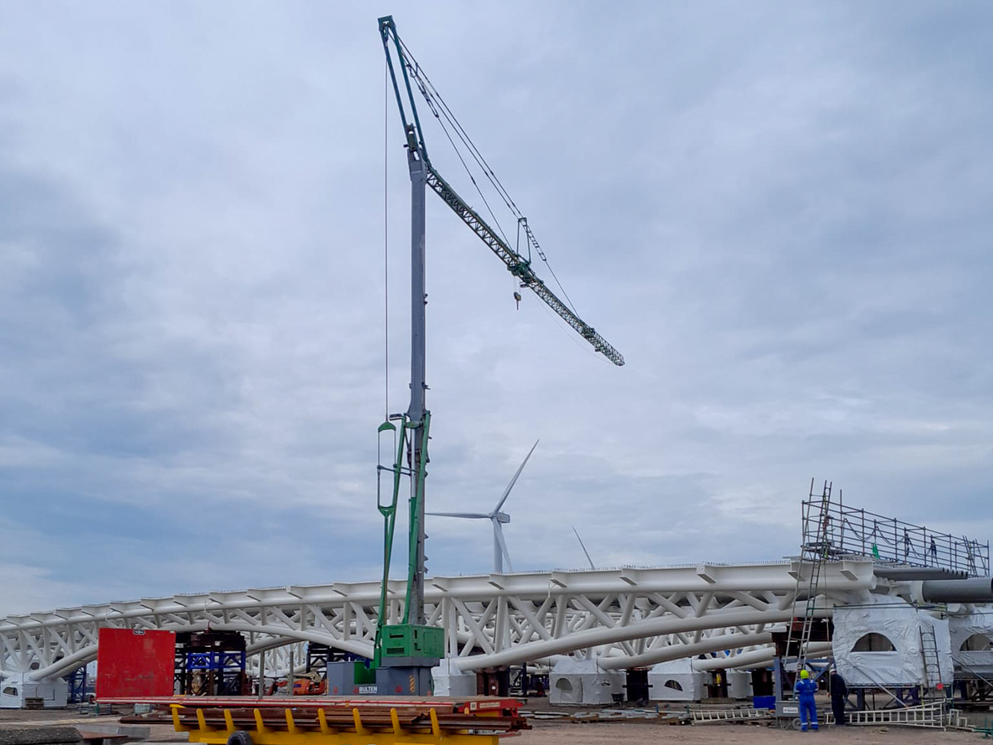 Gehuurde rups bouwkraan van Bulten Bouwkranen bij een infraproject in Arnhem, Gelderland.