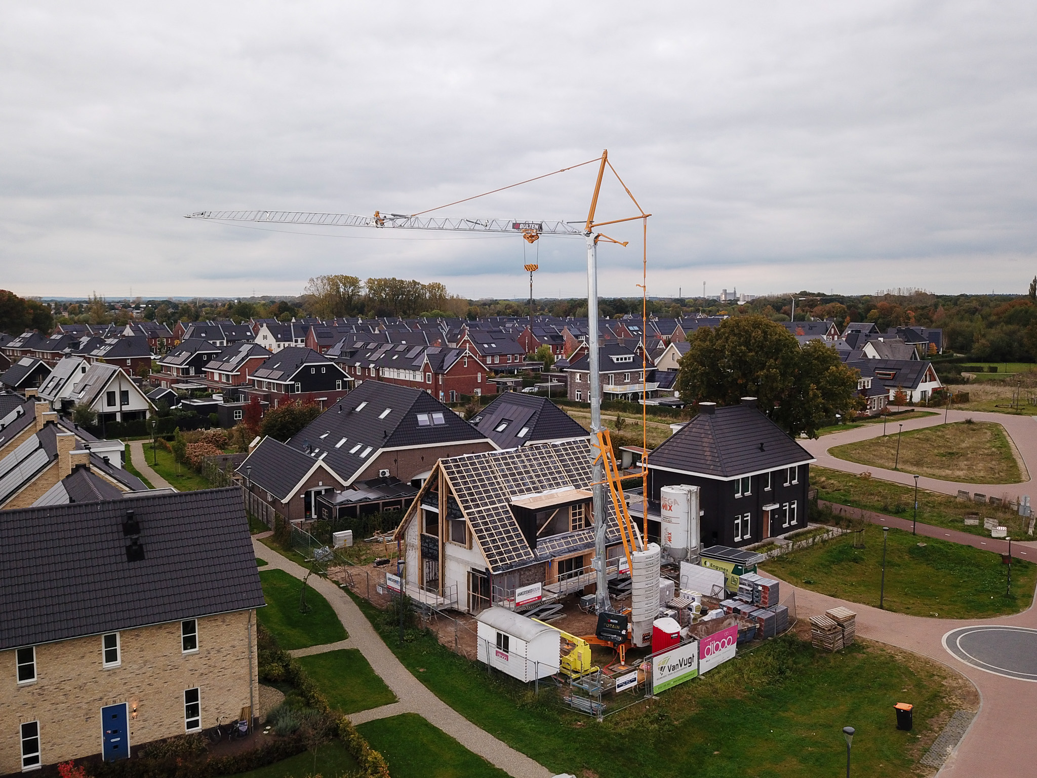 Door een bouwbedrijf gehuurde bouwkraan van Bulten Bouwkranen op een bouwplaats in Doetinchem, Gelderland.
