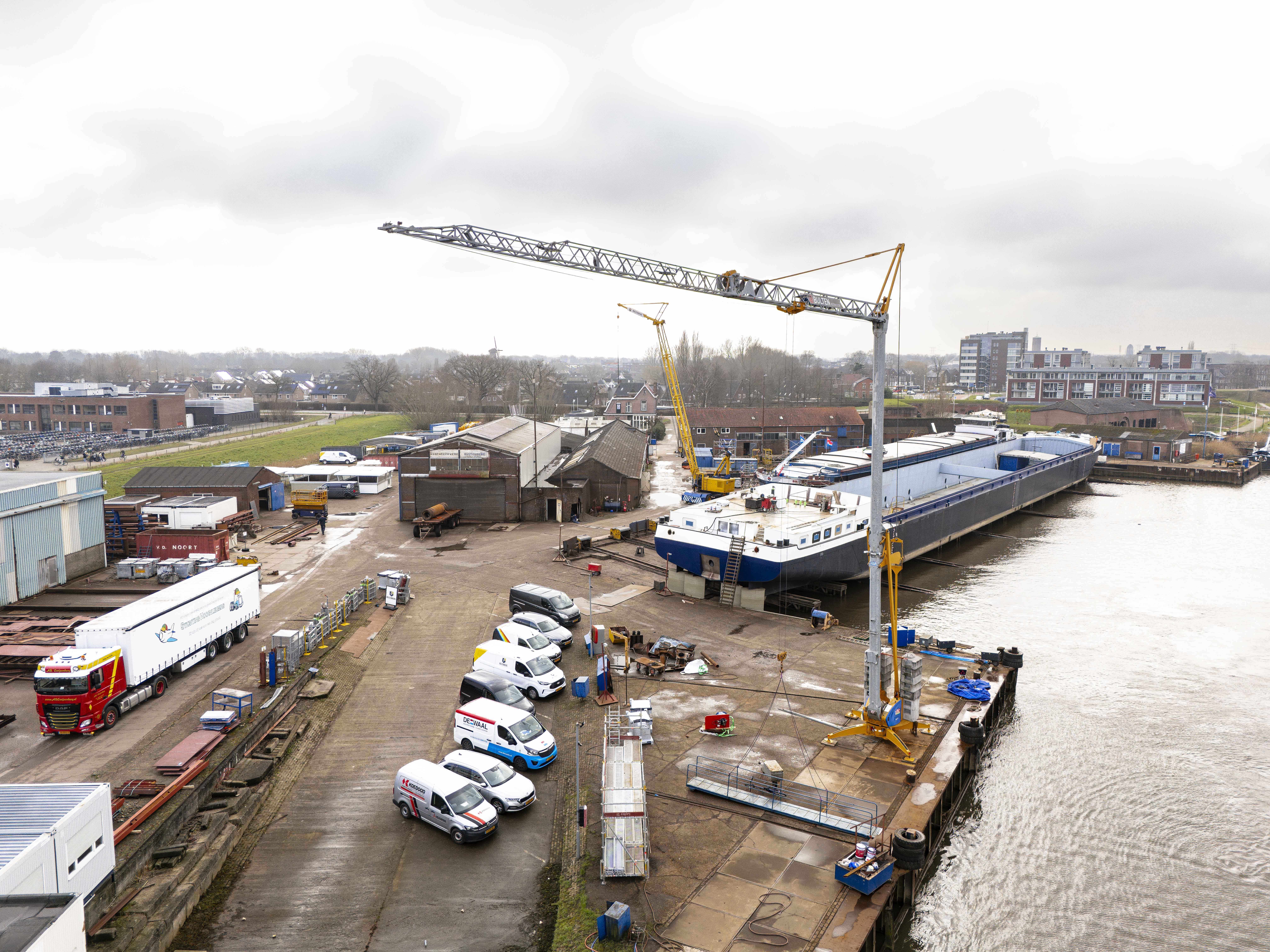 Gehuurde bouwkraan van Bulten Bouwkranen bij een scheepswerf in Geertruidenberg, een plaats in Noord-Brabant.
