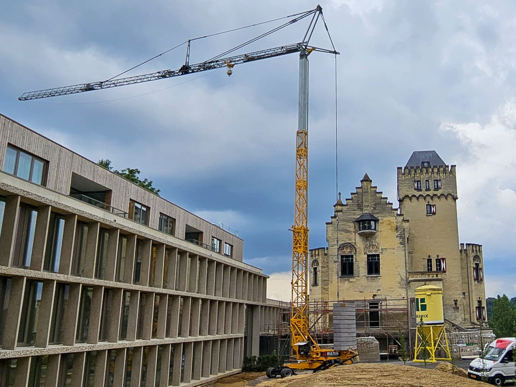 Een bouwkraan van Bulten Bouwkranen bij een kasteel in Maastricht, Limburg. Deze wordt door een bouwbedrijf ingezet voor een groot renovatie project.