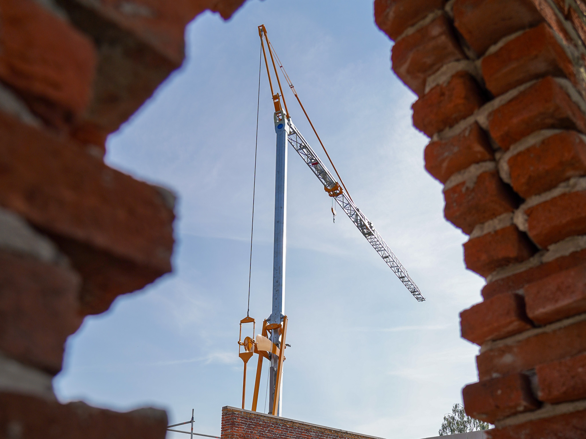 Bouwkraan van Bulten Bouwkranen op een bouwplaats in Stokkum.