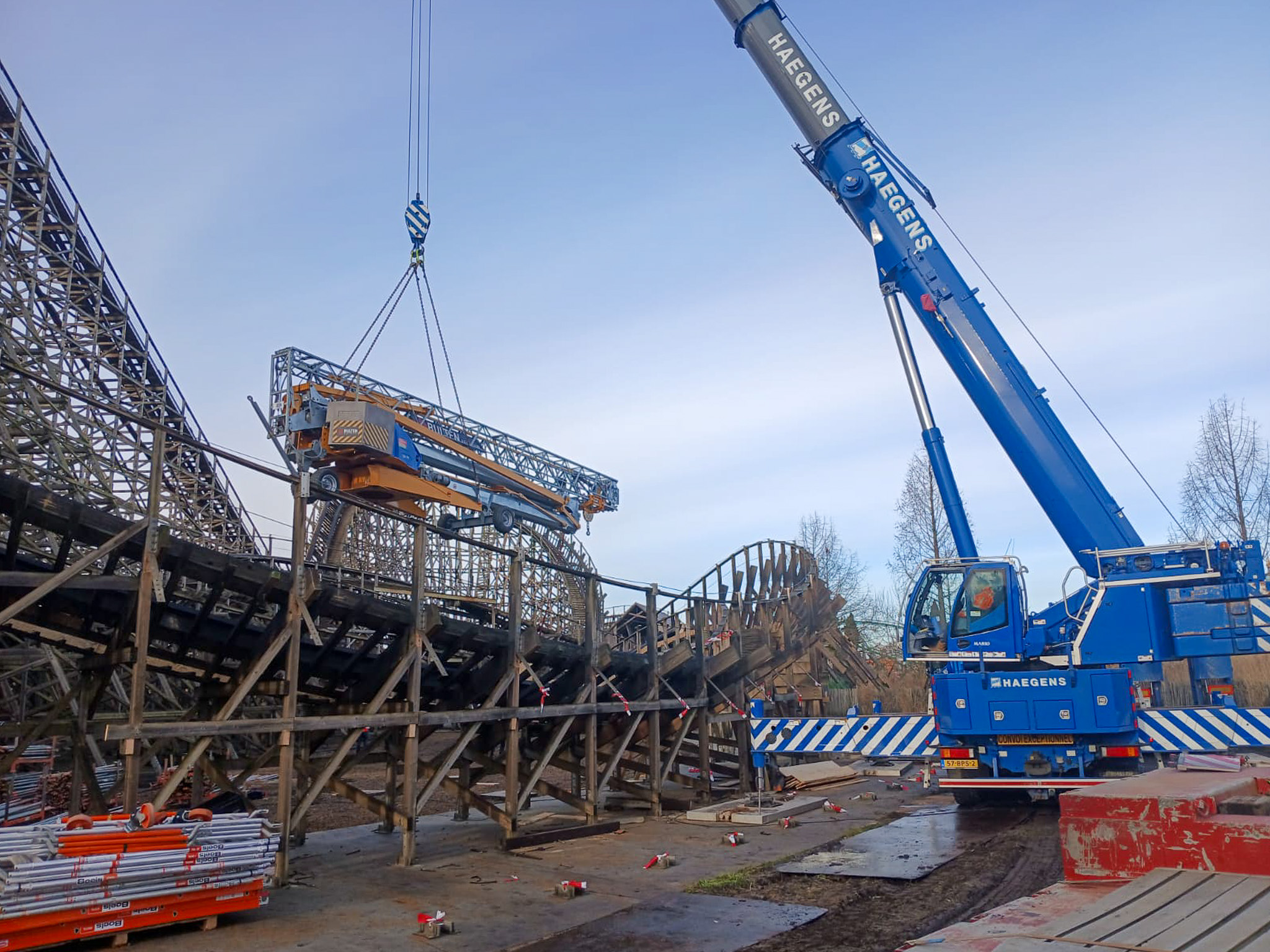 Bouwkraan verhuurt door Bulten Bouwkranen aan Attractiepark Toverland in Sevenum wordt met een telescoopkraan op de plaats gehesen voor renovatie van attracties.